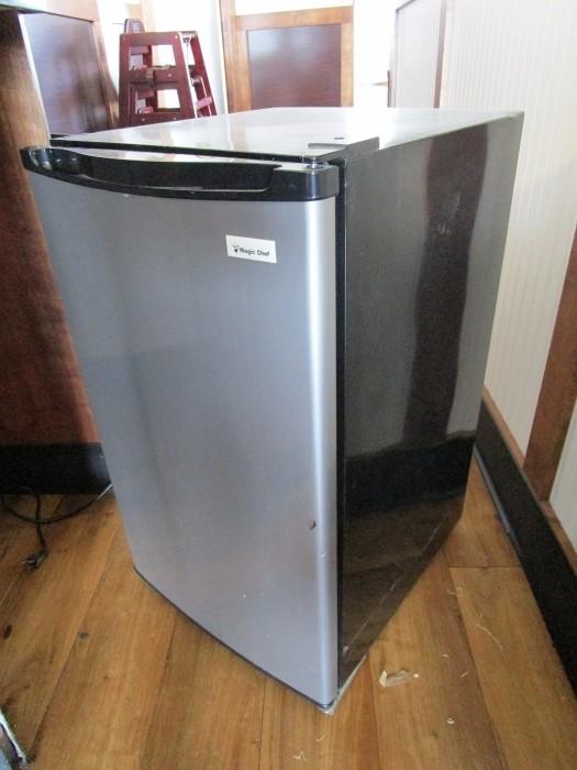 magic chef mini fridge mcbr445s1