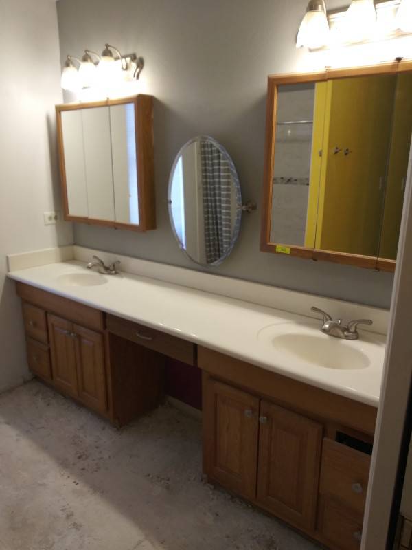 Bathroom Double Sink Vanity With 2 Medicine Cabinets 2 3 Bulb Light Fixtures Oval Mirror 97 5 X 5 Auction Auction Nation