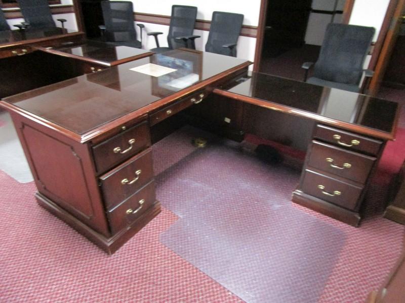 Paoli High End Mahogany L Shaped Office Desk With Plastic Chair