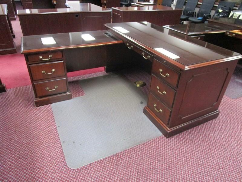 Paoli High End Mahogany L Shaped Office Desk With Plastic Chair