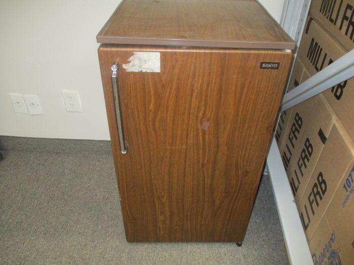 sanyo mini fridge brown